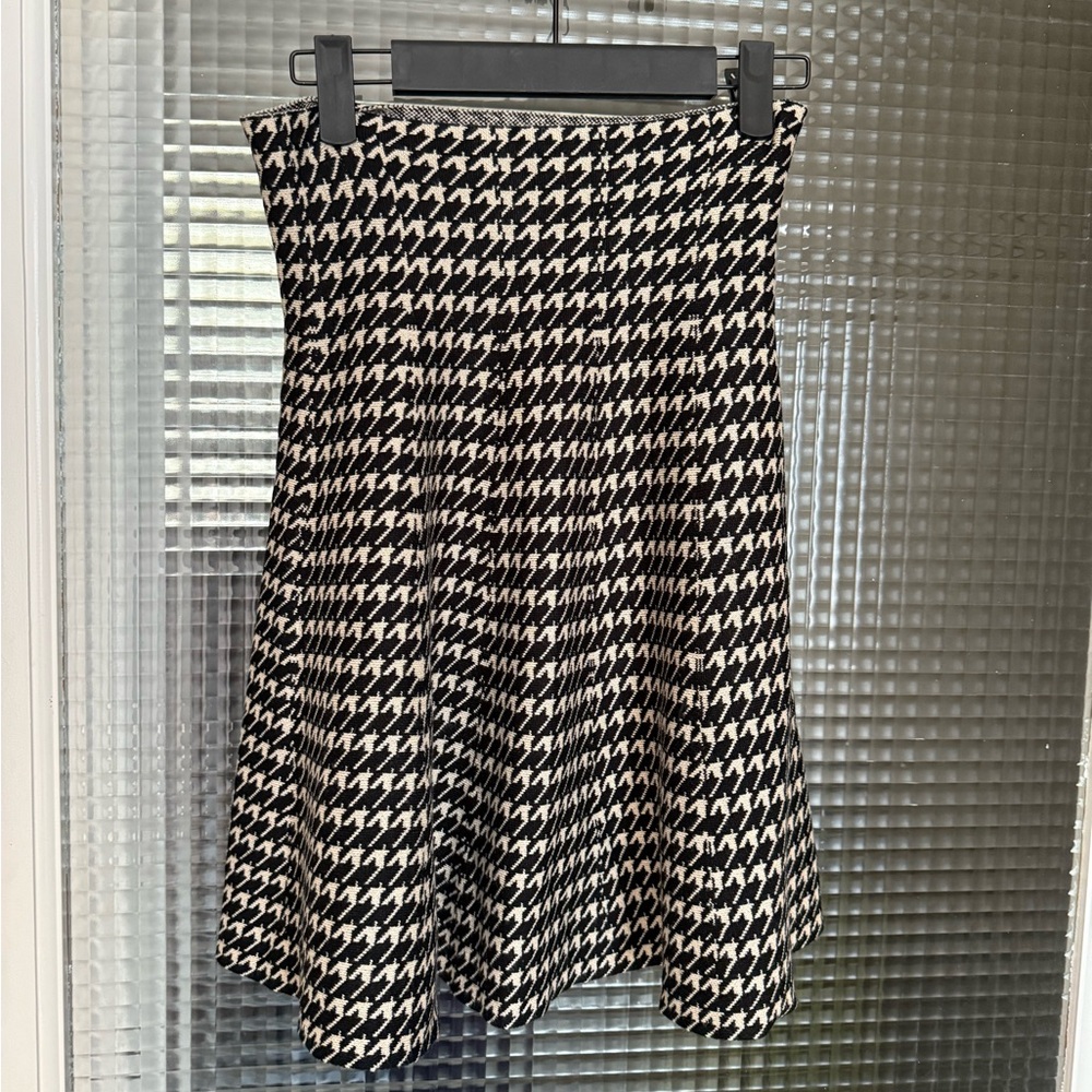 Max Studio Black and White Houndstooth Small Skirt